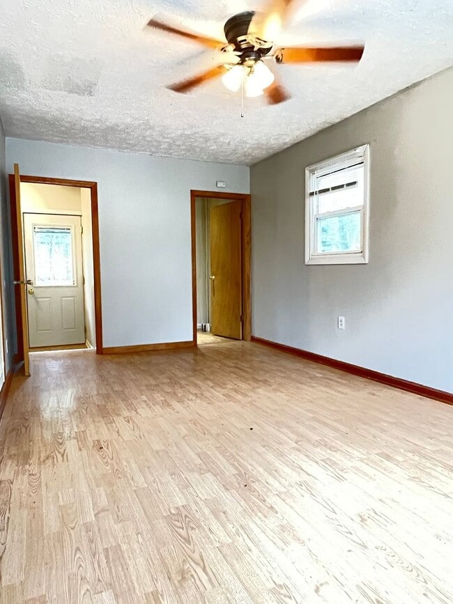 Building Photo - 10909 Leavenworth St