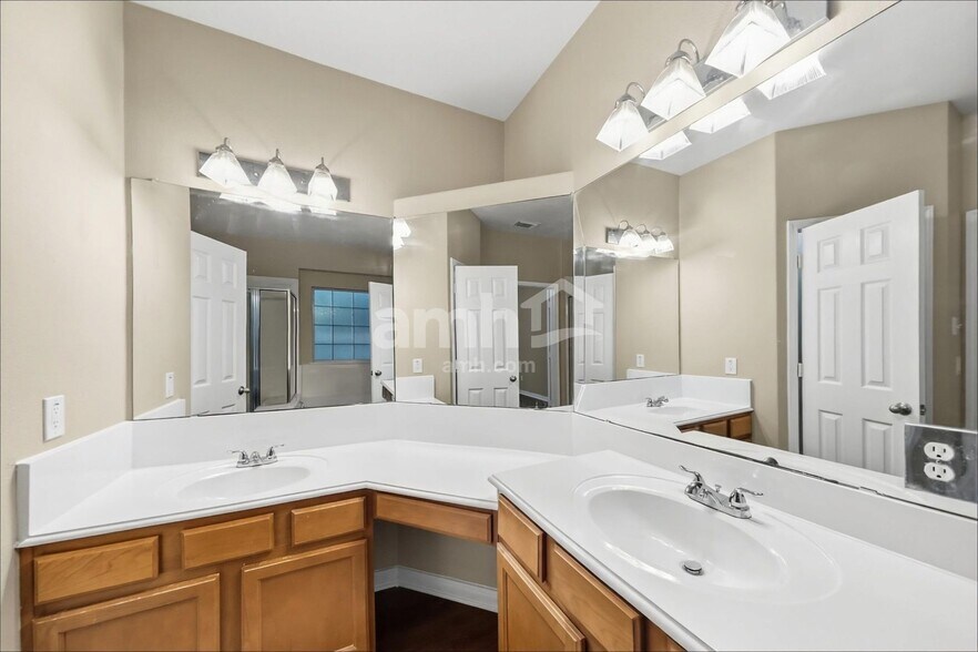 Building Photo - 3007 Valiant Elm St