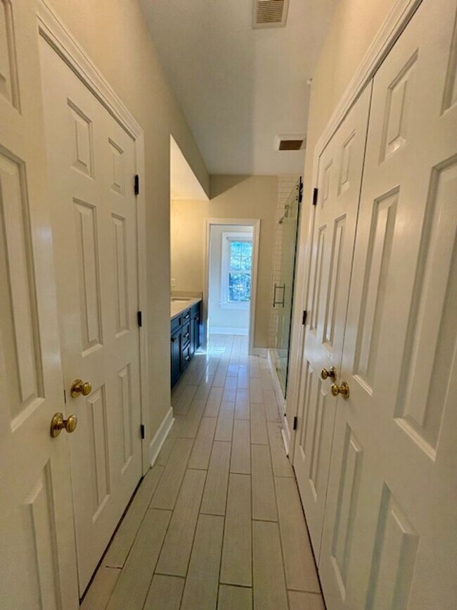 Building Photo - Spacious Five Bedroom Home in Mount Pleasant