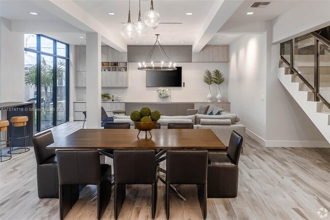 Building Photo - 401 Hialeah Dr