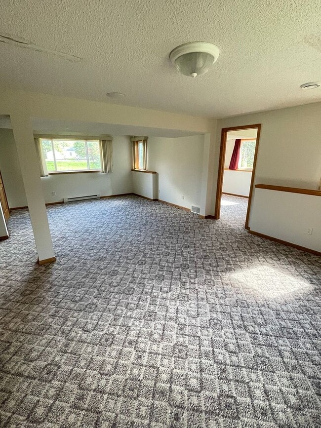 Building Photo - AVAILABLE NOW - 4 Bed, 3.5 Bath Home in He...