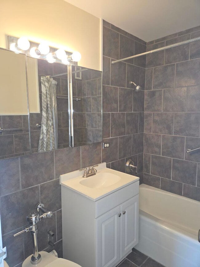 Building Photo - 5757 N Sheridan Rd