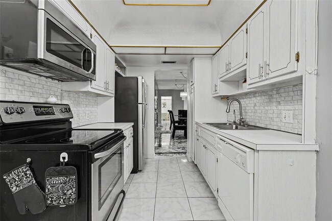 Building Photo - 4330 Hillcrest Dr