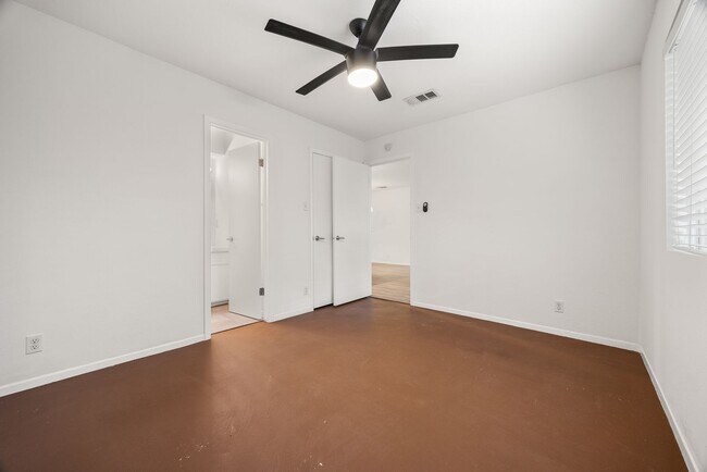 Building Photo - ** 2 Weeks Free!** Spacious 3-Bedroom Town...