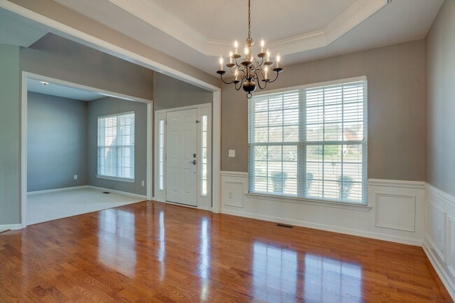 Building Photo - AVAILABLE NOW! 3- or 4-bed/3.5-bath in Bre...