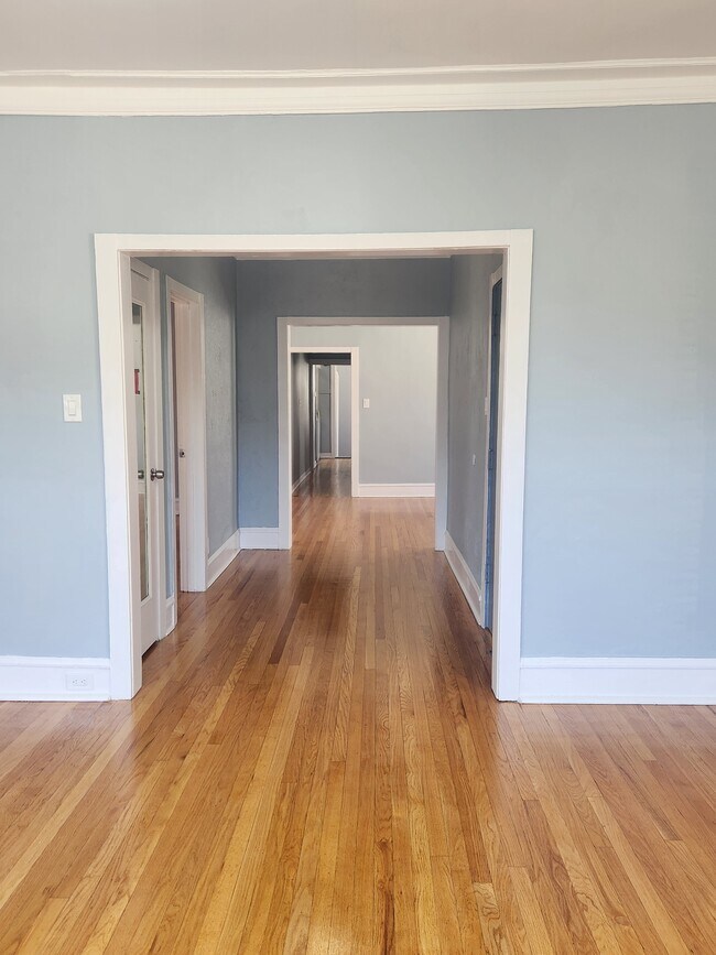 Building Photo - 1058 W Columbia Ave