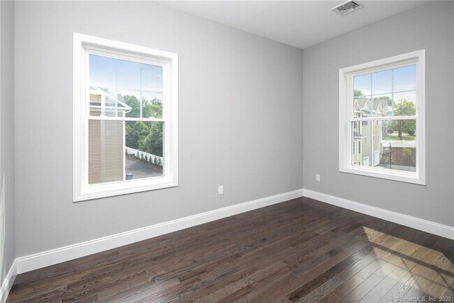 Building Photo - 35 Ringgold St