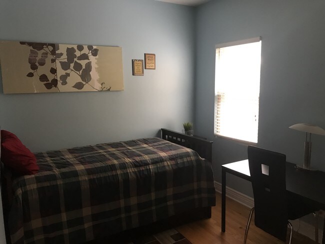 1 go bedroom - 4545 Lawndale Ave