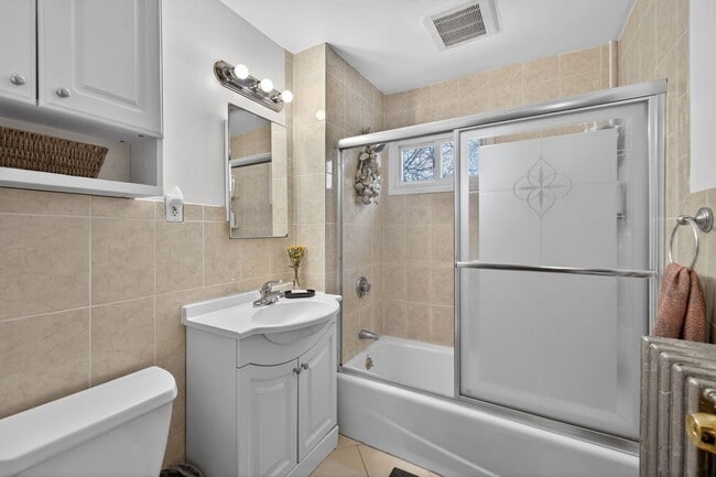 Building Photo - 27 S Crescent Circuit