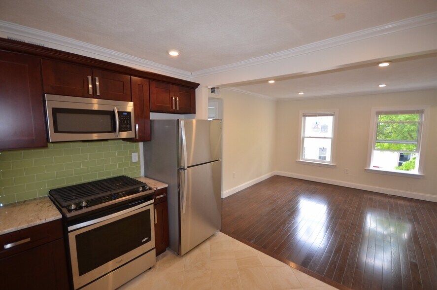 Building Photo - 130 Brooks St