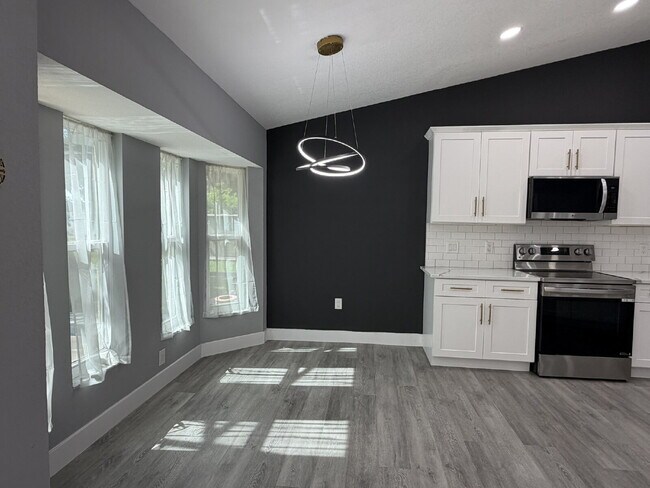 Building Photo - "Charming 3-Bedroom Retreat with 2 Full Baths on Aurora St NW!"