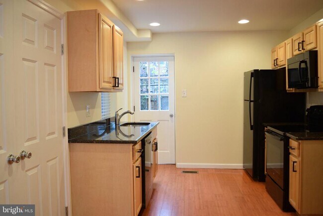 Building Photo - 2132 Sigel St