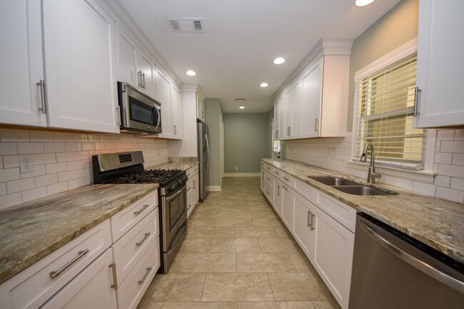 Building Photo - Cute and UPDATED 3 bed 2 bath home near GREAT SCHOOLS.