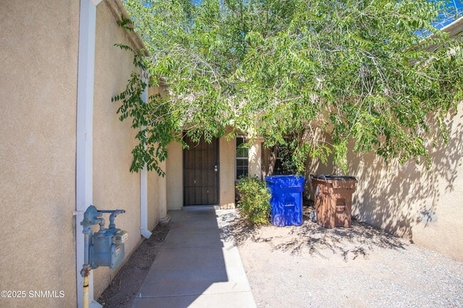 Building Photo - 1302 S Triviz Dr