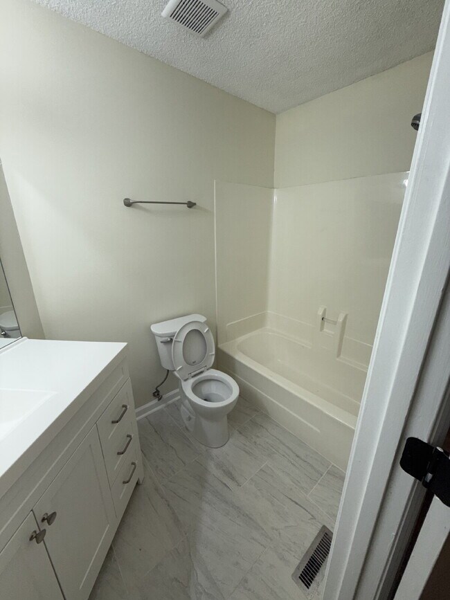 Building Photo - 821 Hillmore Dr