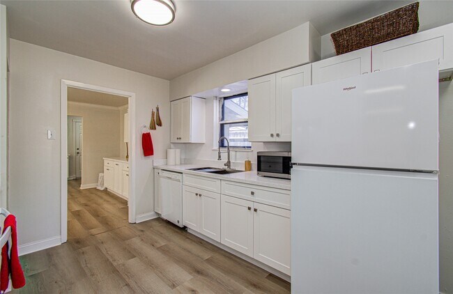 Building Photo - 5926 Ettrick Dr