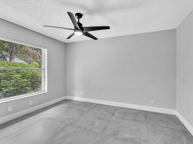 Building Photo - 10434 NW 6th Ct