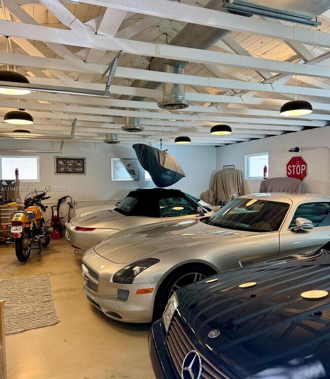 Building Photo - 337 SW 23rd Rd