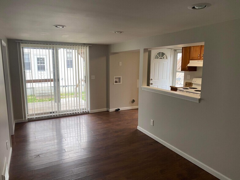 Building Photo - 215 5th Ave