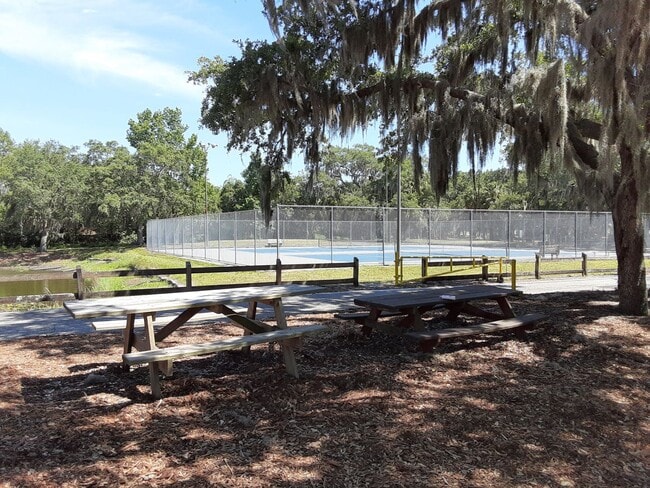 Building Photo - Annual unfurnished 3/2 nicely renovated SFH with large yard overlooking a lake.