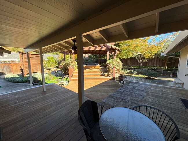 Building Photo - 485 Butterfield Pl