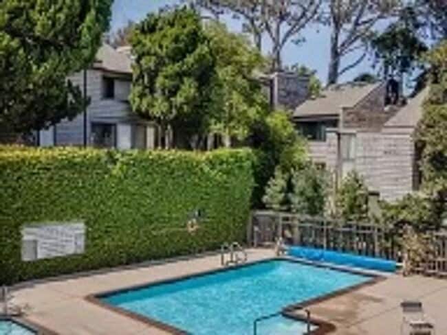 Building Photo - Fully Furnished Townhouse in the oceanfron...