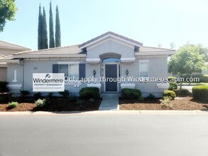 Building Photo - Bright 3 bedroom, 2 bath in Gated Community of Bentley Square!