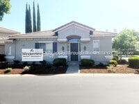 Building Photo - Bright 3 bedroom, 2 bath in Gated Communit...