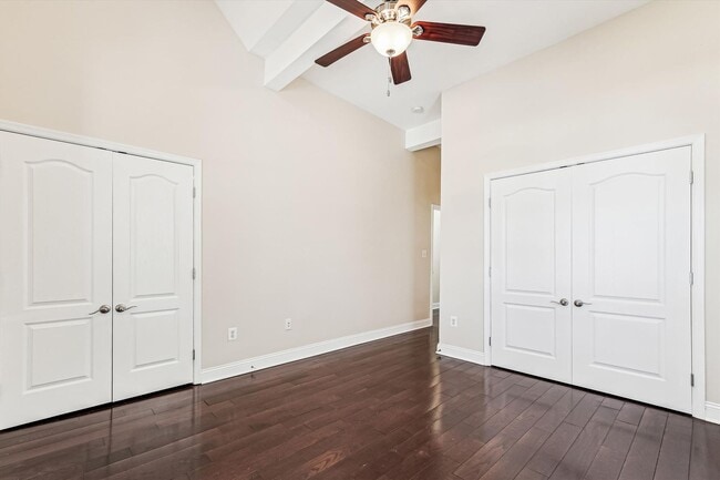 Building Photo - Charming and very Spacious 3 BR/3.5 BTH in...