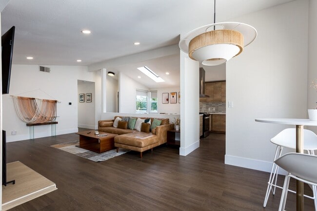 Building Photo - Contemporary Birdland Residence