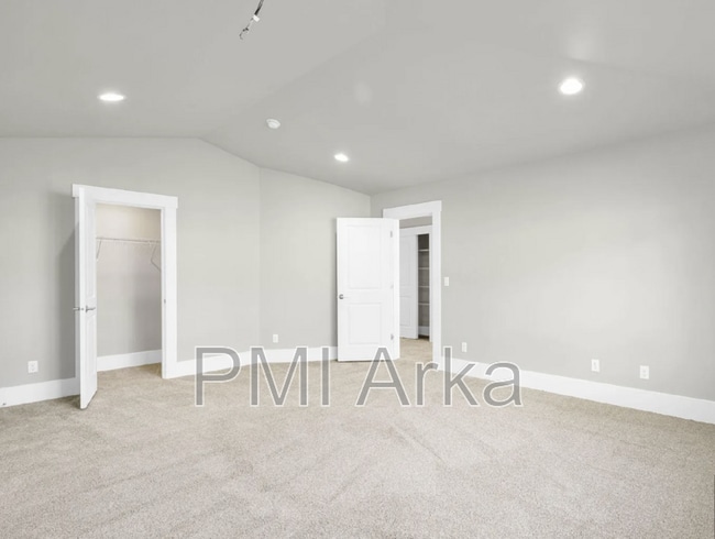 Building Photo - 6603 SE 7th Pl