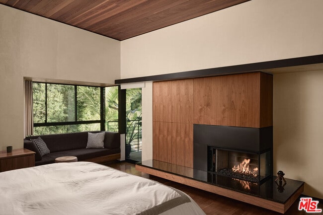 Building Photo - 2496 Mandeville Canyon Rd