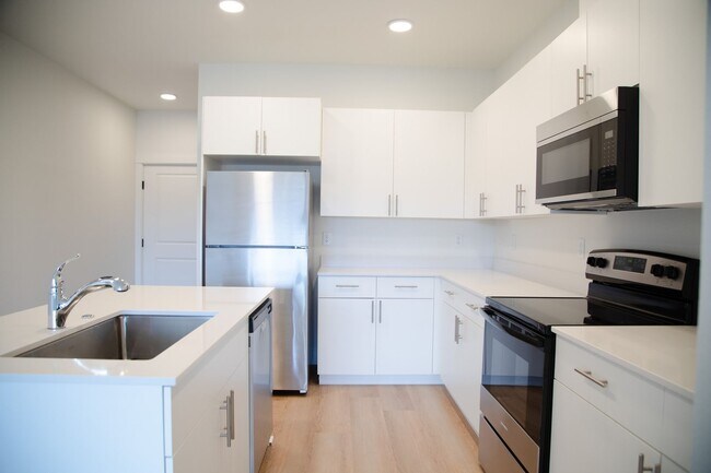 Building Photo - Welcome to Sun Drive Townhomes!