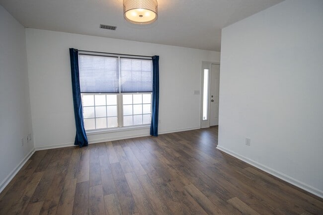 Building Photo - Beautiful 3BR/2.5BA Home with Fenced Yard, Granite Kitchen & Neighborhood Pool