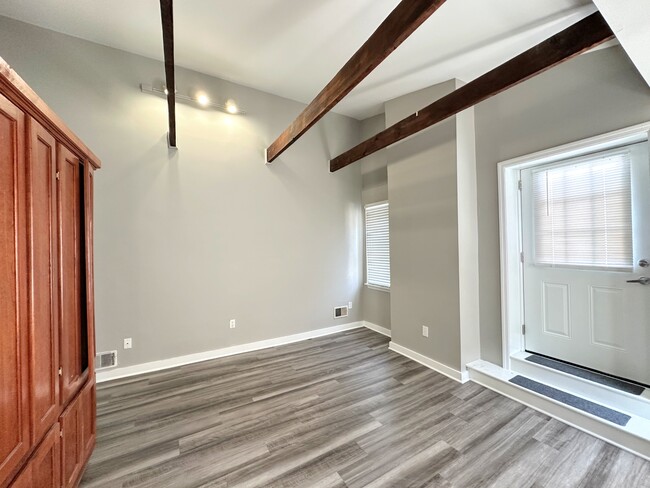 Building Photo - 2221 Jane St