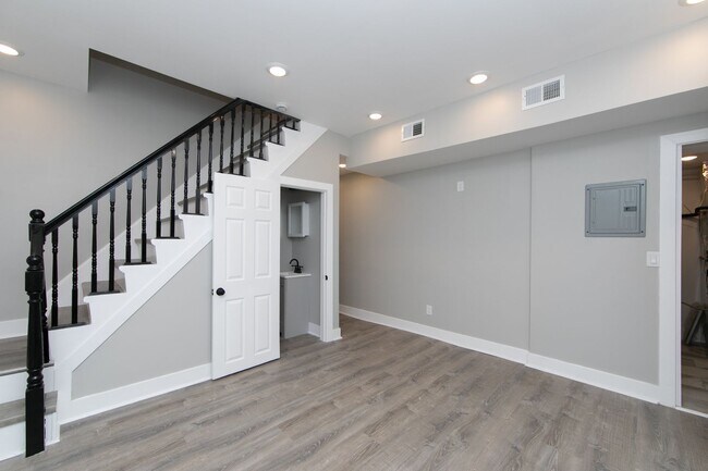 Building Photo - Beautiful Gut Renovated 2 Bed/2.5 Bath Apa...