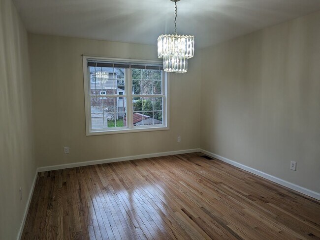 Building Photo - 33 Hallock St