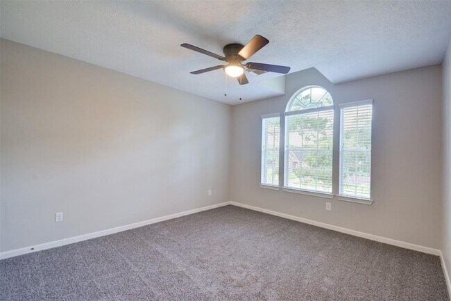 Building Photo - 539 W North Hill Dr