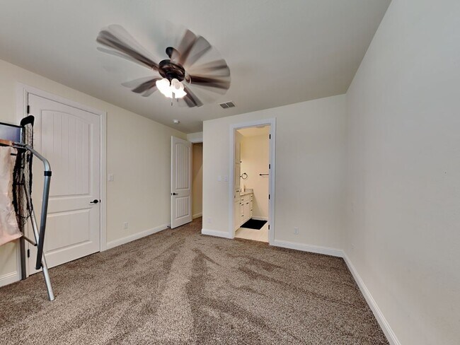 Building Photo - Experience Resort-Style Living in the Prestigious Gated Community of Bella Flora.