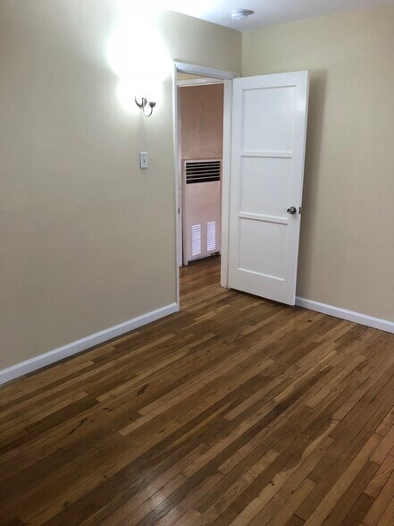 Building Photo - 607 N Rosemary Ln