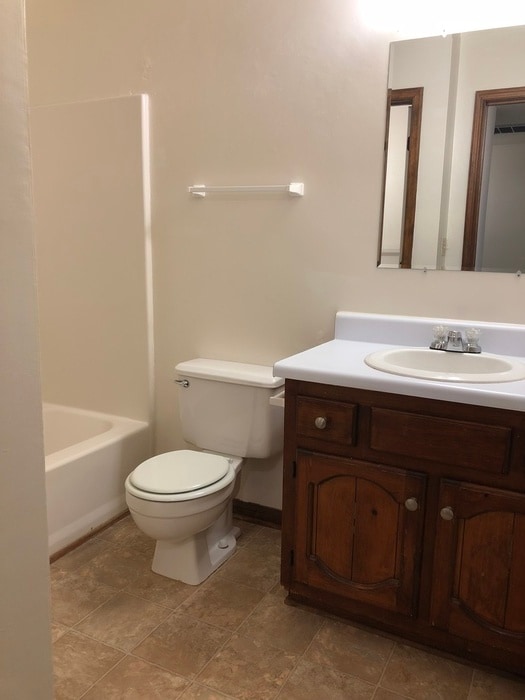 Building Photo - SPACIOUS TOWNHOME IN CENTRAL LOCATION
