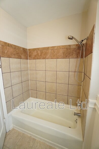 Building Photo - 935 E 8th Ave