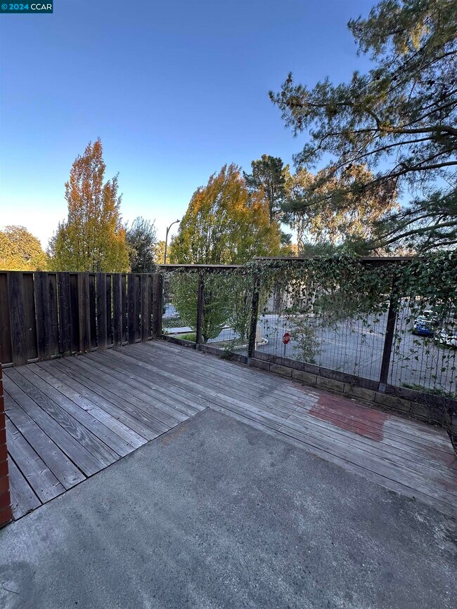 Building Photo - 1700 Siskiyou Dr