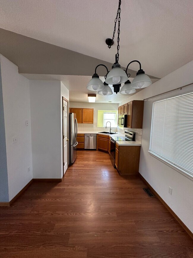Building Photo - Spacious 5 Bedroom 3 Bath Home