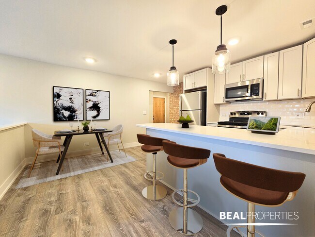 Building Photo - 1220 N La Salle Dr