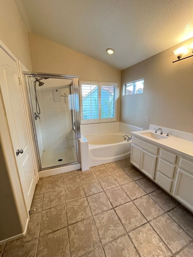 Building Photo - LOVELY 2 STORY DETACHED HOME WITH LARGE LO...