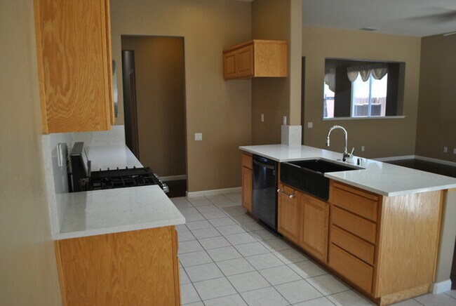 Building Photo - Gorgeous home in Springfield at Whitney Oaks