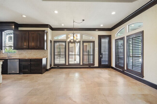 Building Photo - 30 N Palmiera Cir