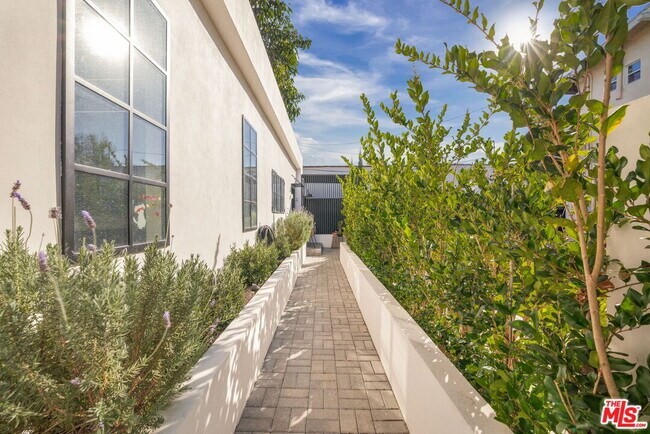 Building Photo - 1142 Poinsettia Dr