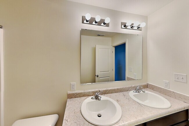 Building Photo - 2835 Strauss Ln
